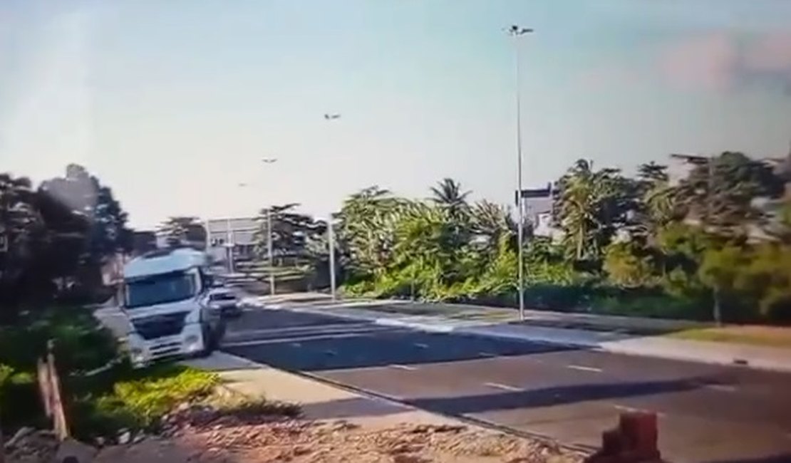 Carreta perde o controle e cai em buraco na Marginal do Piauí, em Arapiraca