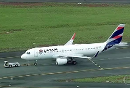 Piloto passa mal em voo com 271 passageiros e morre após pouso de emergencia