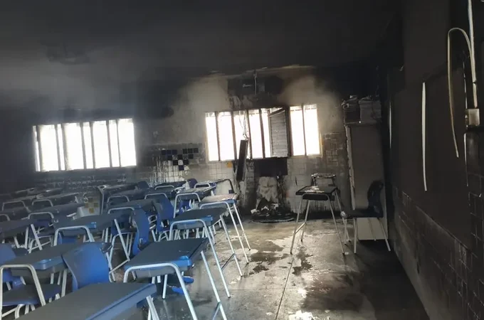 Direção de escola em Arapiraca informa sobre suspensão de aulas após incêndio em sala