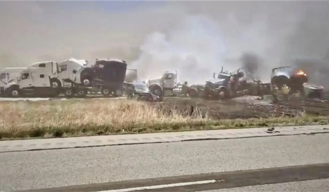 Mega engavetamento com mais de 70 carros deixa seis mortos e dezenas de feridos nos EUA