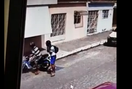 Vídeo. Dupla abandona motocicleta e sai correndo antes de ser capturada pela PM, em Arapiraca