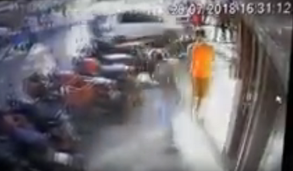 VÍDEO. Motorista invade calçada e atinge motocicletas estacionadas no Centro de Arapiraca