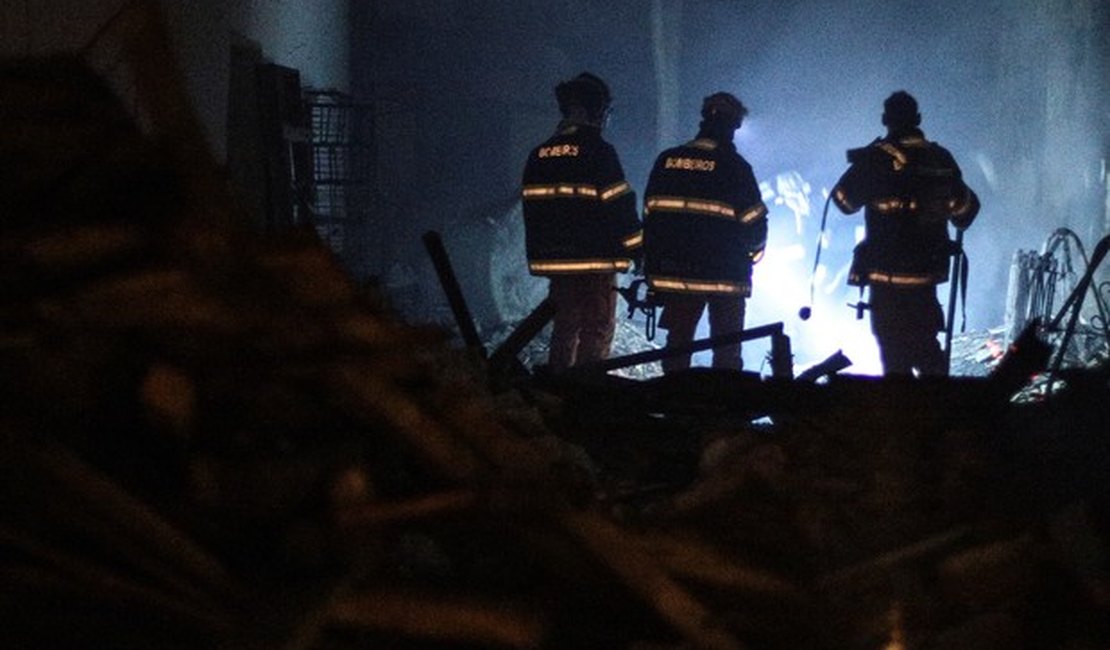 Maceió: Incêndio destrói galpão desocupado no Jaraguá