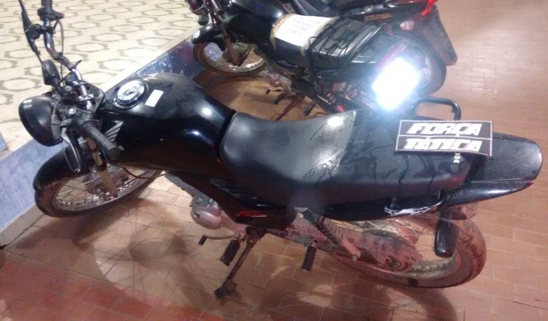 Dupla é detida com motocicleta roubada e placa adulterada, em Traipu