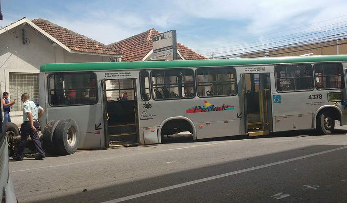 Passageiros ficam feridos após eixo de ônibus desprender e bater em carro em Maceió