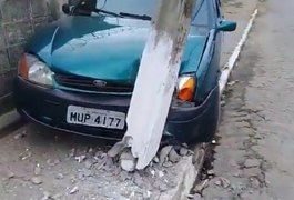 Motorista na contramão bate em poste no Centro de Arapiraca