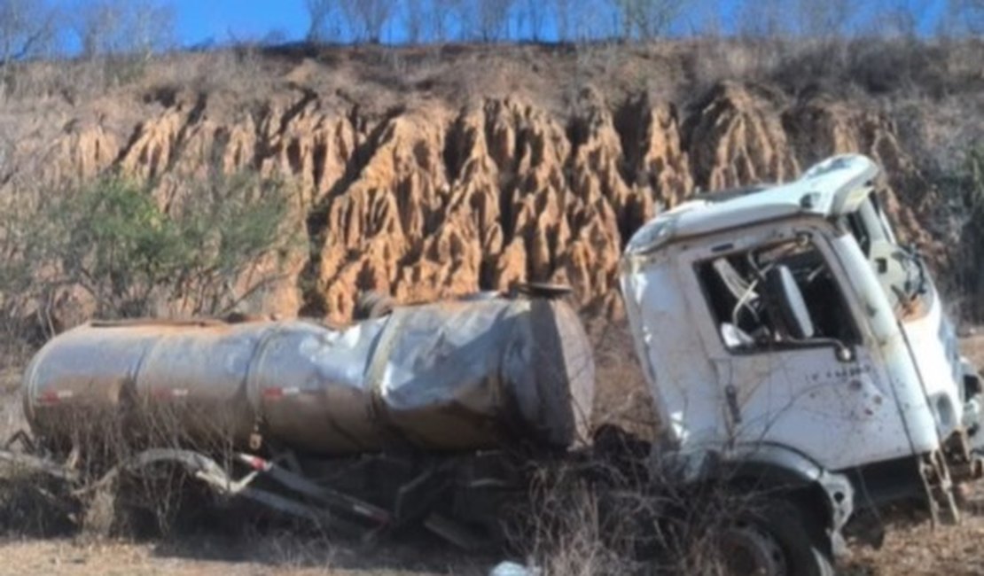 Motorista salta de caminhão antes de veículo despencar por ribanceira, na Serra das Pias