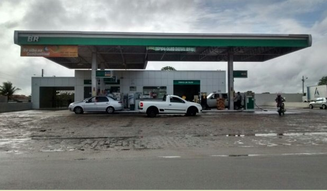 Bandidos roubam posto de combustíveis e agridem morador de rua, em Penedo