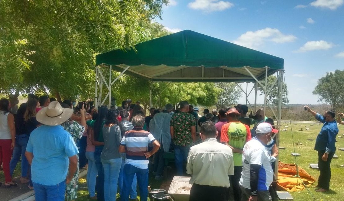 Vídeo. Alagoano, vítima de homicídio no Piauí, é sepultado em Palmeira dos Índios com homenagem do irmão 'Aboiador'