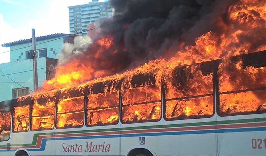 Ônibus é incendiado e carro do governo leva tiros em Natal