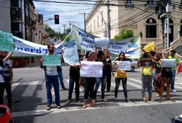 Professores fazem vigília em frente à ALE contra o projeto Escola Livre