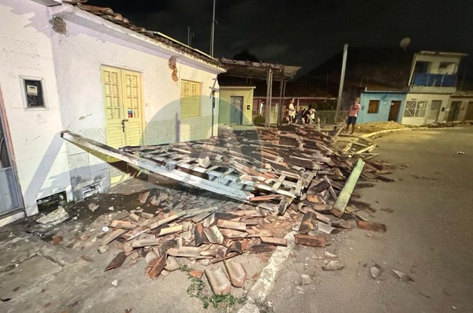 Motociclista fica ferido ao atingir e derrubar cobertura da entrada de residência, em Arapiraca