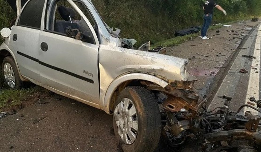 Homem morre e carro parte ao meio em acidente com caminhão