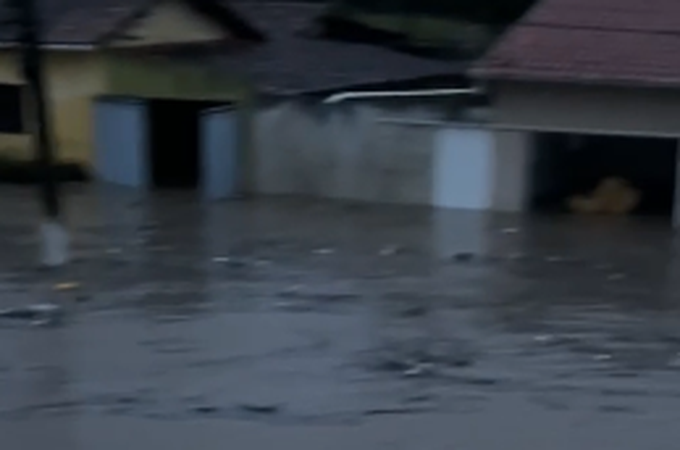 VÍDEO: Chuvas provocam transbordamento de rios em Alagoas; água invade casas em Coruripe