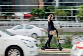 SP vai multar quem utilizar patinete elétrico na calçada ou sem capacete