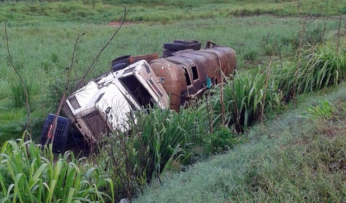 Carreta sem freios tomba em ribanceira da BR 101 e motorista sai ileso