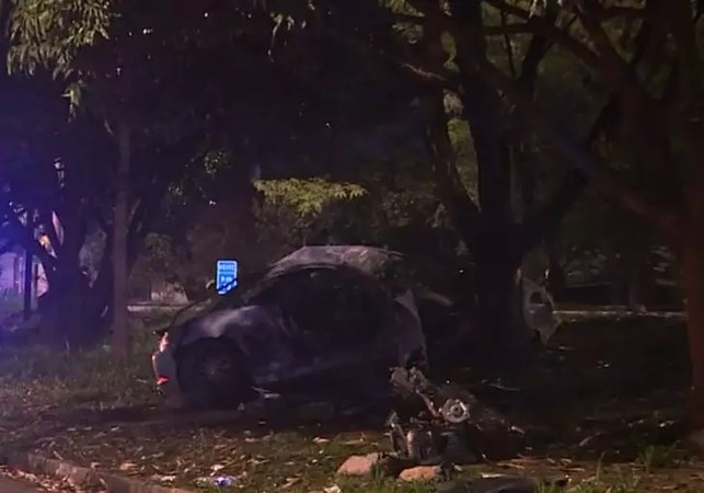 Porsche bate em árvore, pega fogo e duas pessoas morrem carbonizadas no interior de SP