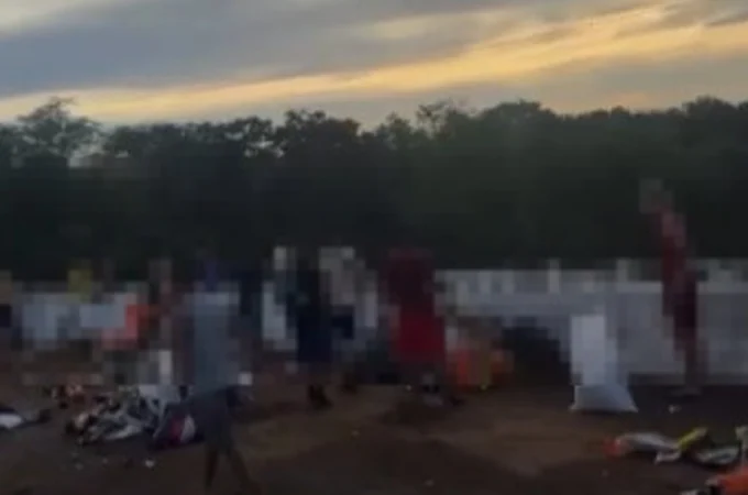 Carreta com carga de ração para cães tomba em Porto Real do Colégio