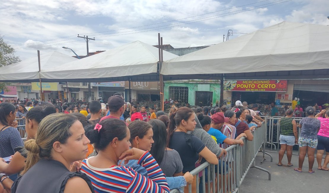 Projeto Comida na Mesa me Faz Feliz entrega 3 mil cestas básicas em Feira Grande