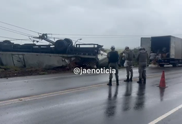 Motorista perde controle da direção e caminhão-baú capota em frente ao trevo de Coité do Nóia