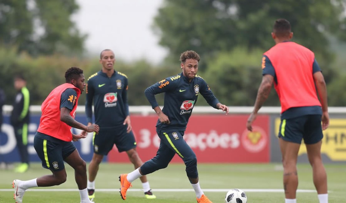 Seleção tem treino tático e de bolas paradas no segundo dia em Londres