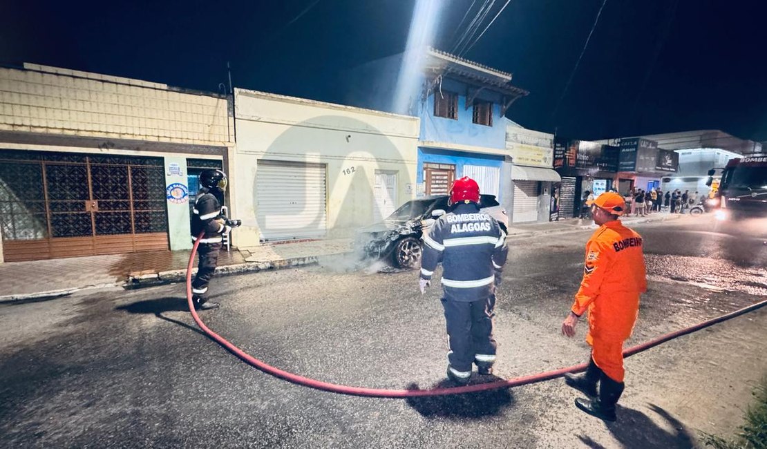 Land Rover Evoque pega fogo e tem parte dianteira destruída em Arapiraca