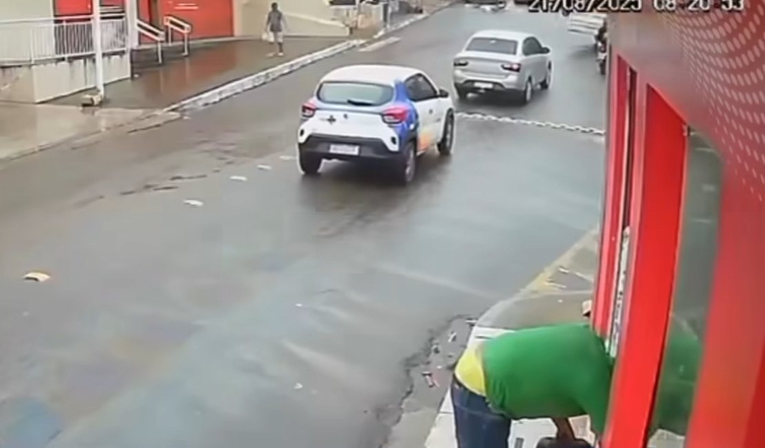 Homem é flagrado furtando caixa de som em farmácia no Sertão alagoano
