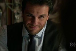 'Verdades secretas': Alex pede calcinha de Angel durante jantar