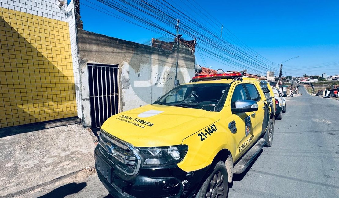 Criminoso invade vila e mata homem a tiros na frente da esposa e filhos, em Arapiraca