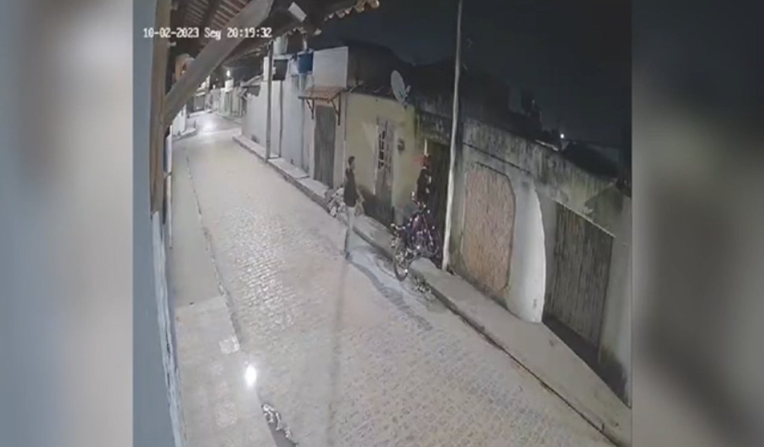 Vídeo flagra homem sendo assaltado na porta de casa, em Arapiraca