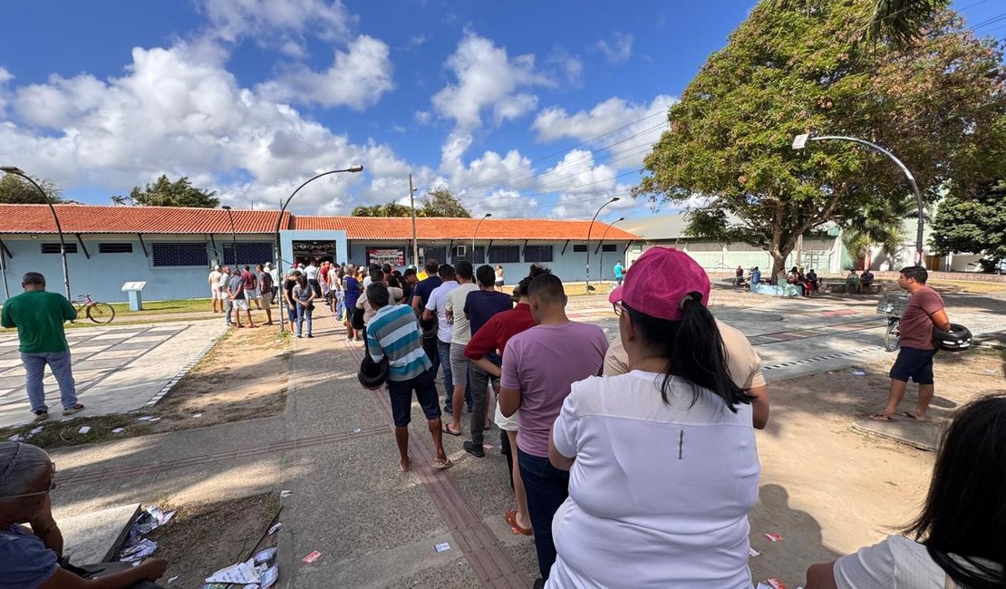 Locais de votação recebem eleitores e registram filas em Arapiraca neste domingo, 04