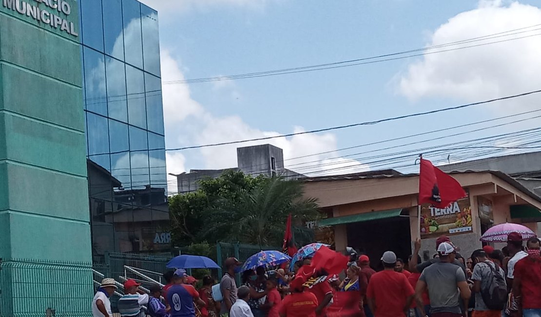 Moradores de loteamento invadido realizam protesto pedindo fornecimento de água, em Feira Grande