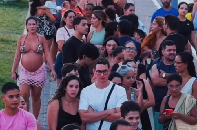 VÍDEO: Multidão forma fila gigante na Orla de Maceió para provar bolo vulcão que viralizou na internet