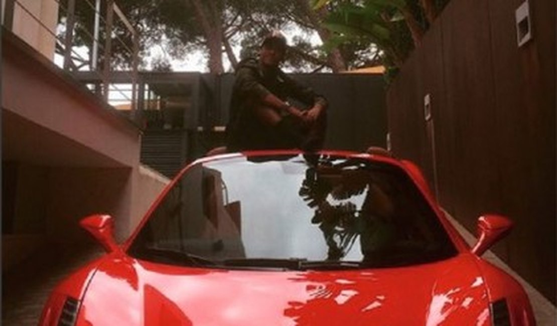 Neymar posa com nova Ferrari: 'Sonho de criança'