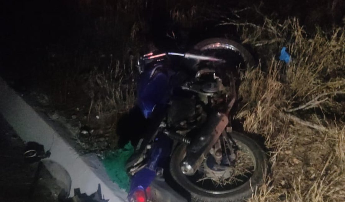 Sequência de acidentes envolvendo carro, moto e animal deixa um homem morto e outro ferido em Delmiro