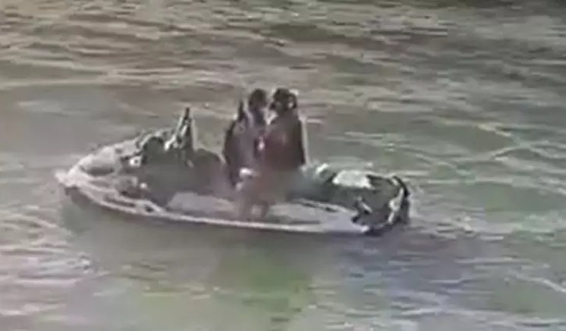 Casal estava se beijando em moto aquática quando foi atropelado por 'barco pirata' em SC