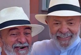 Durante agenda oficial em Maceió, ﻿Lula encontra sósia, o Lula de Arapiraca, e momento descontraído viraliza nas redes