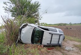 Homem morre em capotamento de carro na Av. Cachoeira do Meirim, em Maceió