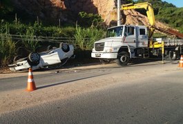 Carro bate em poste e deixa bairros de Maceió sem energia elétrica