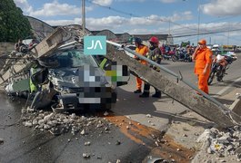 Motorista de empresa perde controle de carro e bate em veículo e poste de energia, em Arapiraca