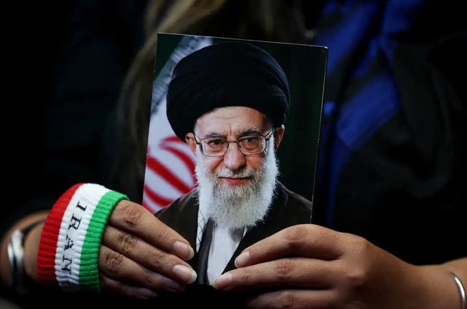 Milhares de iranianos lotam complexo para funeral de Khamenei