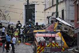 Turista jogou filho pela janela do bondinho em Lisboa antes de acidente