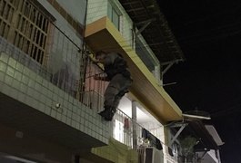 Pais deixam menino de 2 anos sozinho em casa para ir a show em AL e são presos