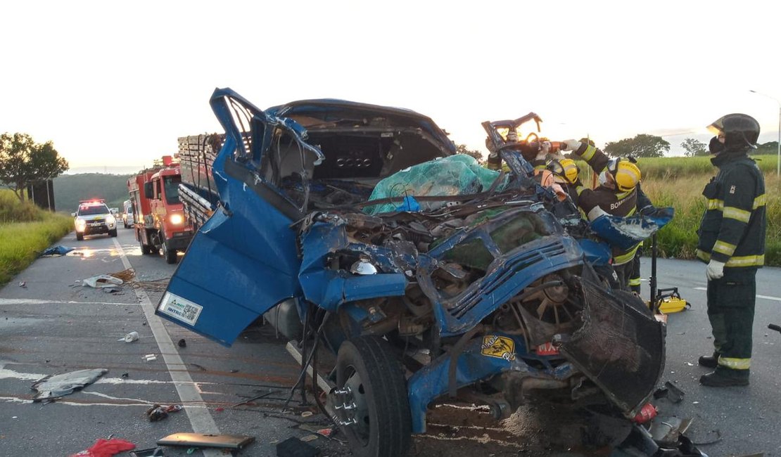 Colisão entre caminhonete e caminhão deixa uma vítima fatal em Rio Largo