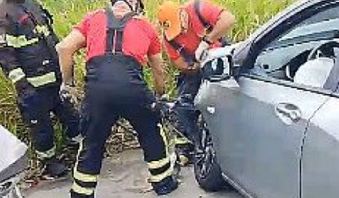 Cinco pessoas ficam feridas em batida traseira entre dois carros na AL-105