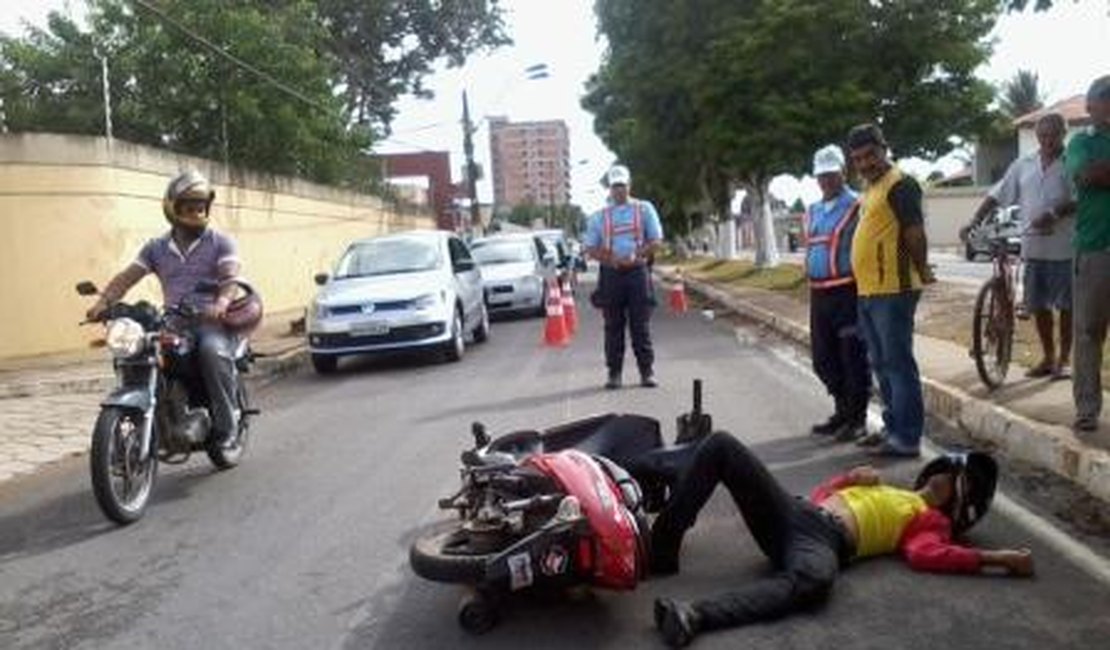 Jovem sobrevive à queda de ‘cinquentinha’ por causa do capacete