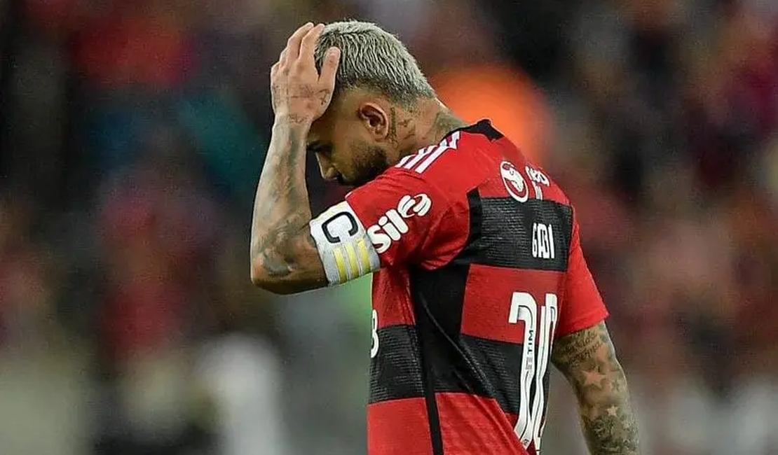 Gabigol é multado e perde a 10 do Fla após foto com camisa do Corinthians