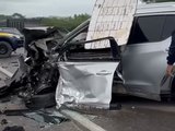 Mulher é socorrida após grave acidente entre dois carros na BR-316, em Palmeira dos Índios