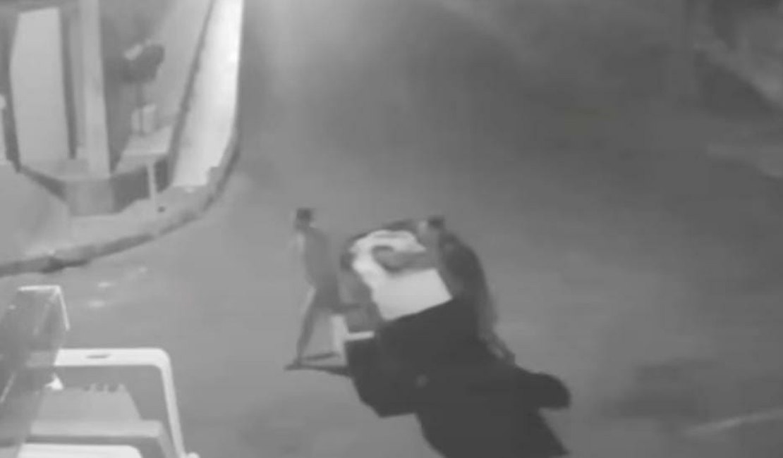 VÍDEO: Dupla leva corpos de irmãos para desova em carrinho de geladeira, em Maceió