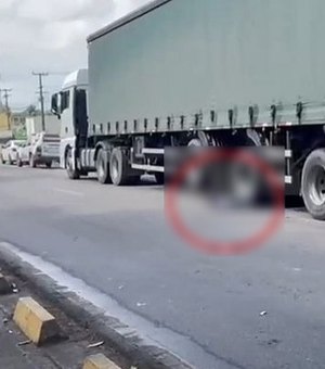 Jovem de 22 anos morre após cair embaixo de caminhão em via movimentada de Maceió